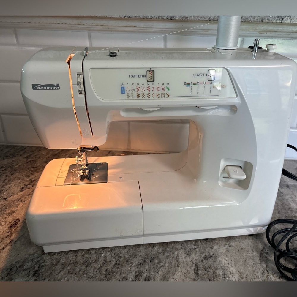 Kenmore /Janome Sewing Machine  385.15516000 W/Pedal, Extras Free Arm - Works!